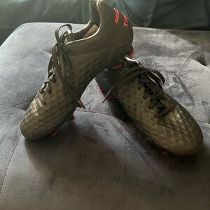 Nike Men's Black and Red Athletic Cleats